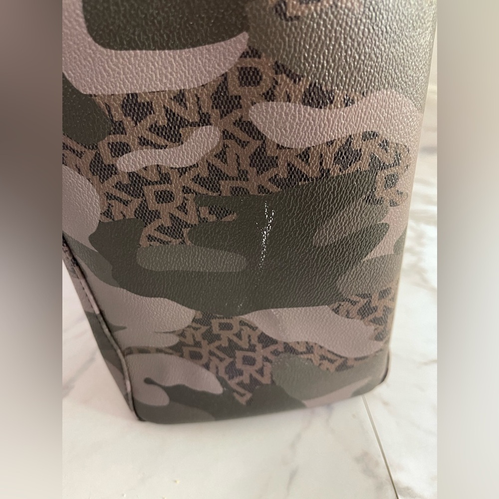 DKNY ARMY CAMO TOTE BAG - Picture 12 of 14